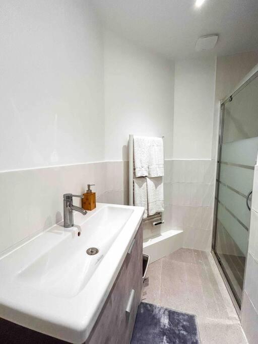 La Vie Est Belle A Montreuil Wi-Fi & Metro 9 Parking Gratuit Apartment Exterior photo